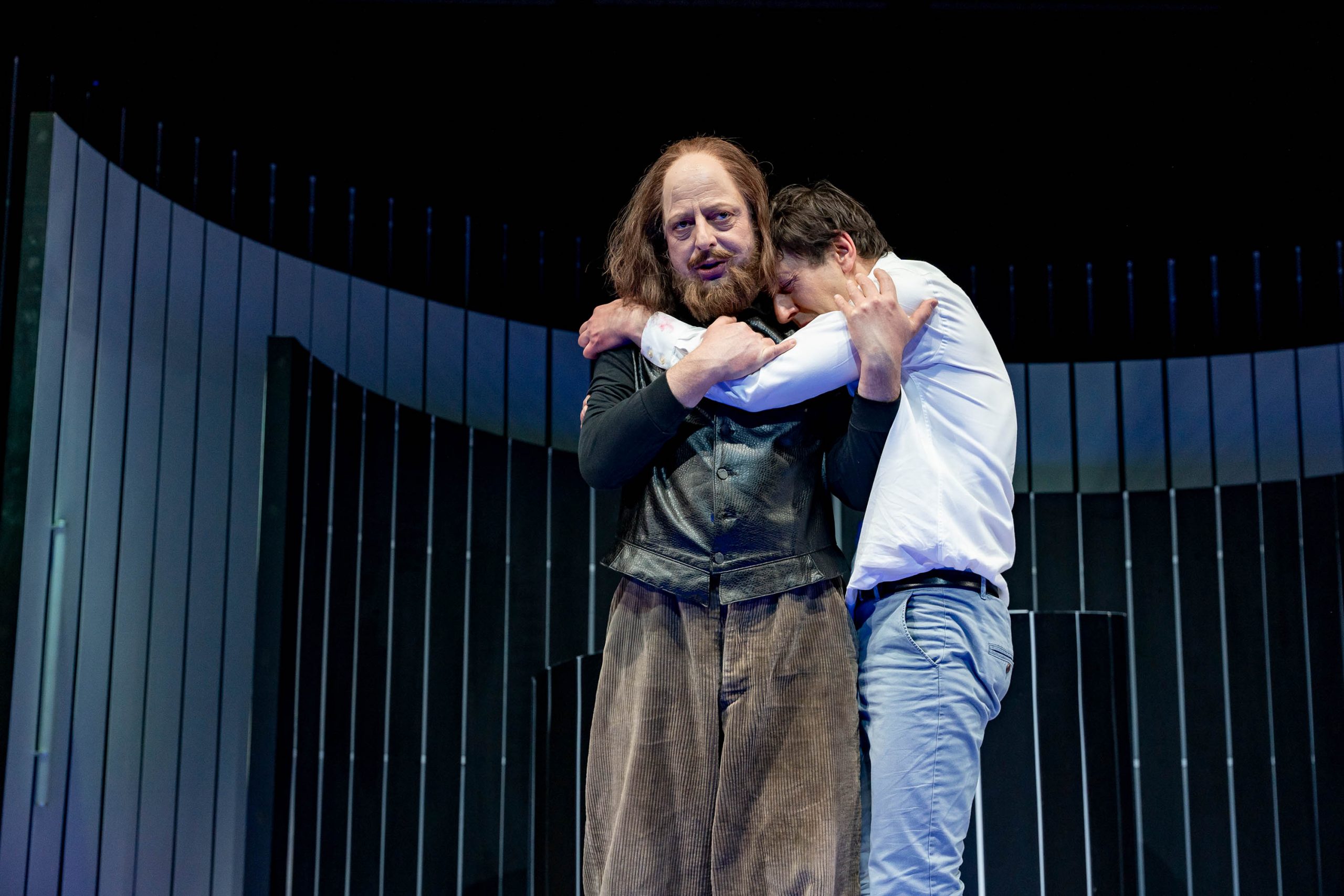 Romeo klammert sich an Lorenzo.