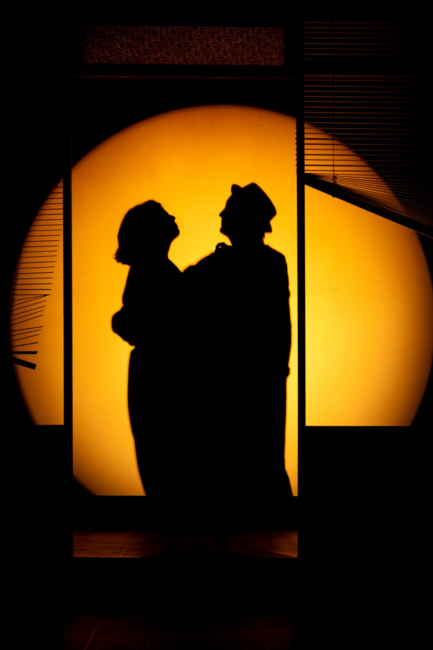 Der Schatten von Emily und Henry, die sich umarmen.