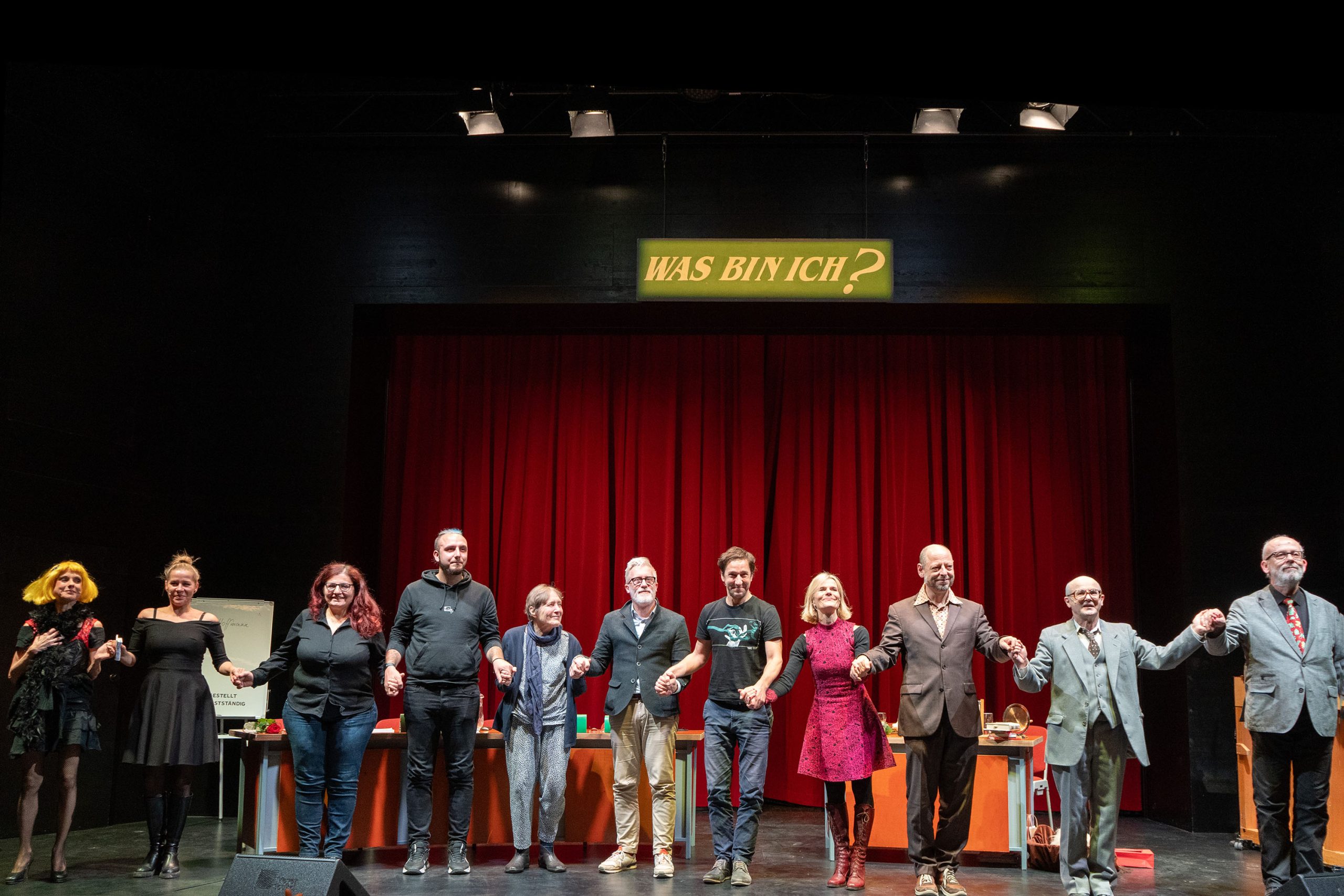 Abschlussszene bei MMM; alle verbeugen sich.