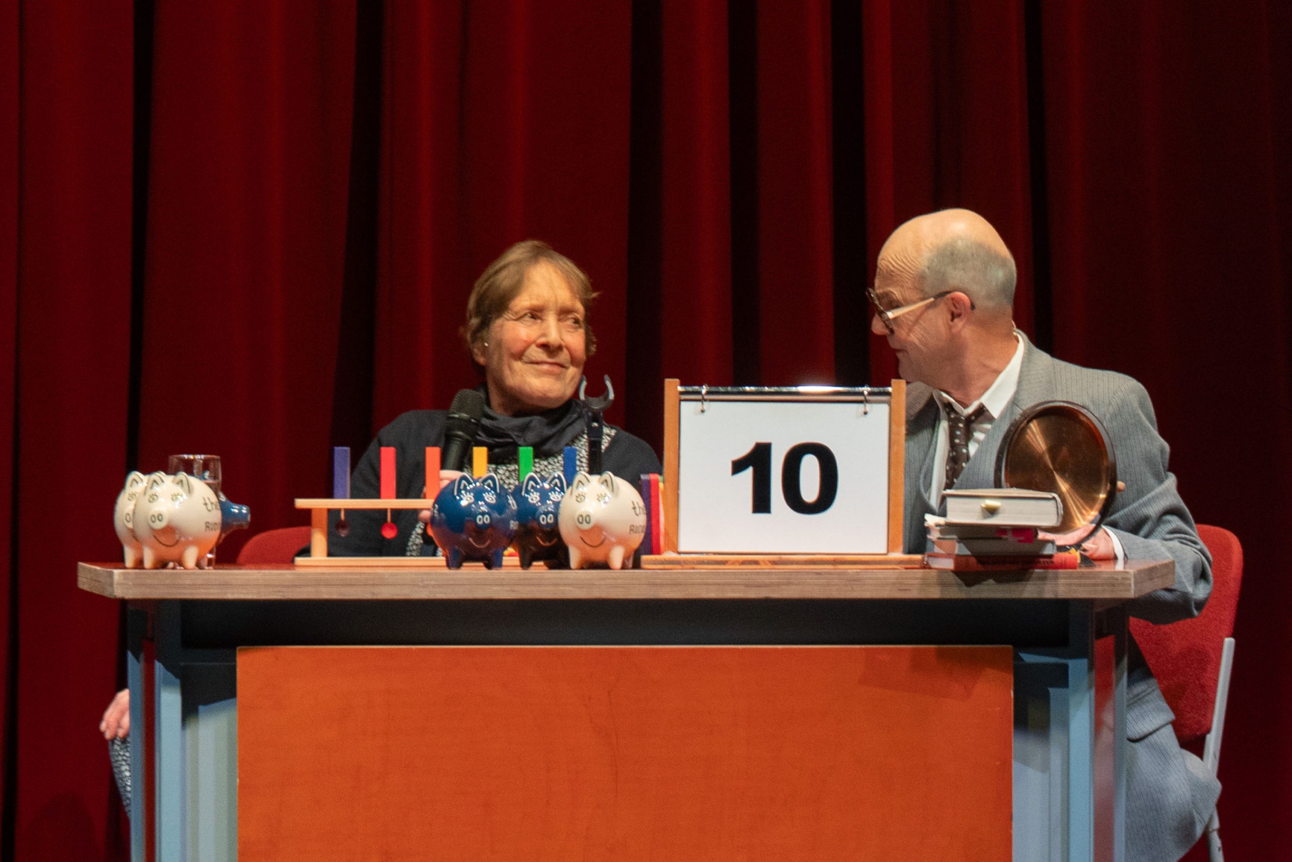 Spielzeuggestalterin zeigt ihre eigenen Spielzeuge.