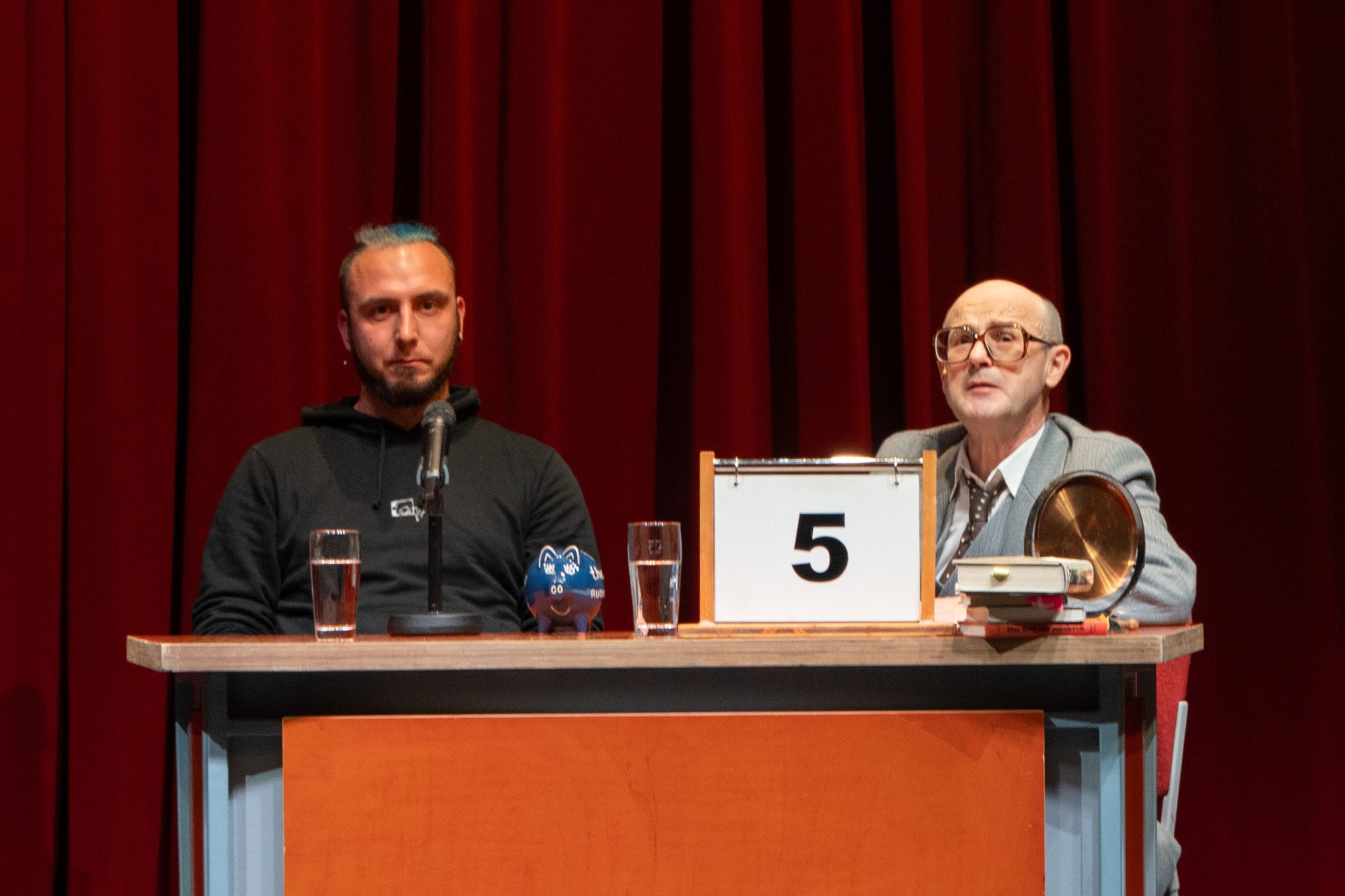 Ein Kandidat der Show während des Ratens.